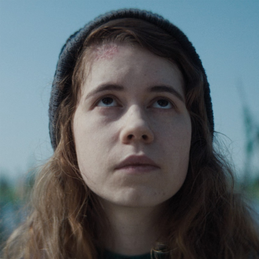 Ein Porträt der Schauspielerin Luise Aschenbrenner in der Rolle der Laura im Film Wovon sollen wir träumen.