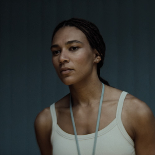 Ein Porträt der Schauspielerin Marie Mouroum in der Rolle der Natela im Film Wovon sollen wir träumen.