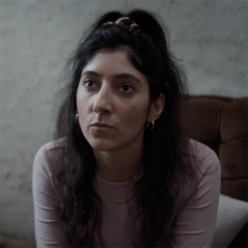 Ein Porträt der Schauspielerin Meryem Polat in der Rolle der Medya im Film Wovon sollen wir träumen.